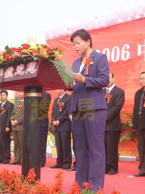 中國財(cái)富陶瓷城總經(jīng)理孫紅霞女士致辭 中國財(cái)富陶瓷城總經(jīng)理孫紅霞女士致辭