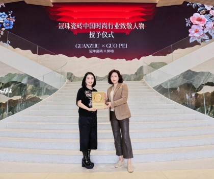 中國著名服裝設計師郭培出任“冠珠瓷磚中國時尚行業(yè)致敬人物”，高定之美一塊傳承！