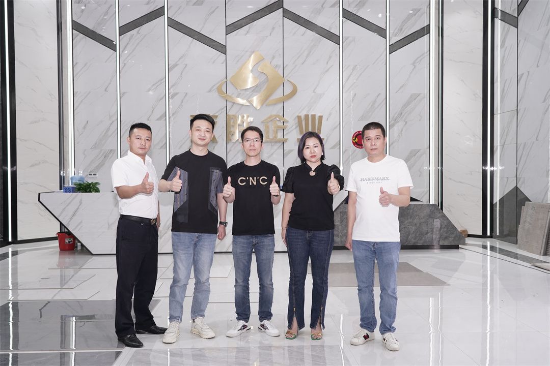 從左到右：億方國際品牌總經(jīng)理 楊一龍，致勝企業(yè) 營銷總經(jīng)理 栗一鳴，致勝企業(yè)董事 林志波，致勝陶瓷品牌總經(jīng)理 譚莉，衡大陶瓷品牌總經(jīng)理 羅寶鈿.jpg