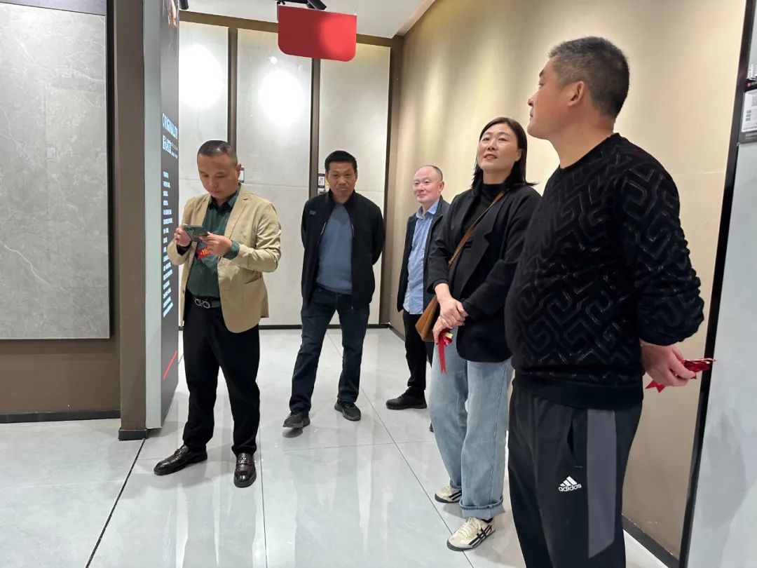 獅王瓷磚萬(wàn)人火花節(jié)全國(guó)巡回賽棗莊站火爆全城2.jpg