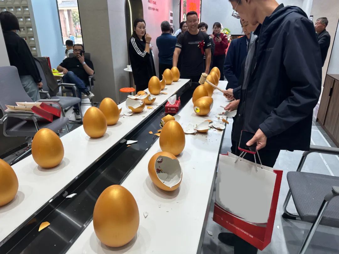 獅王瓷磚萬(wàn)人火花節(jié)全國(guó)巡回賽棗莊站火爆全城11.jpg