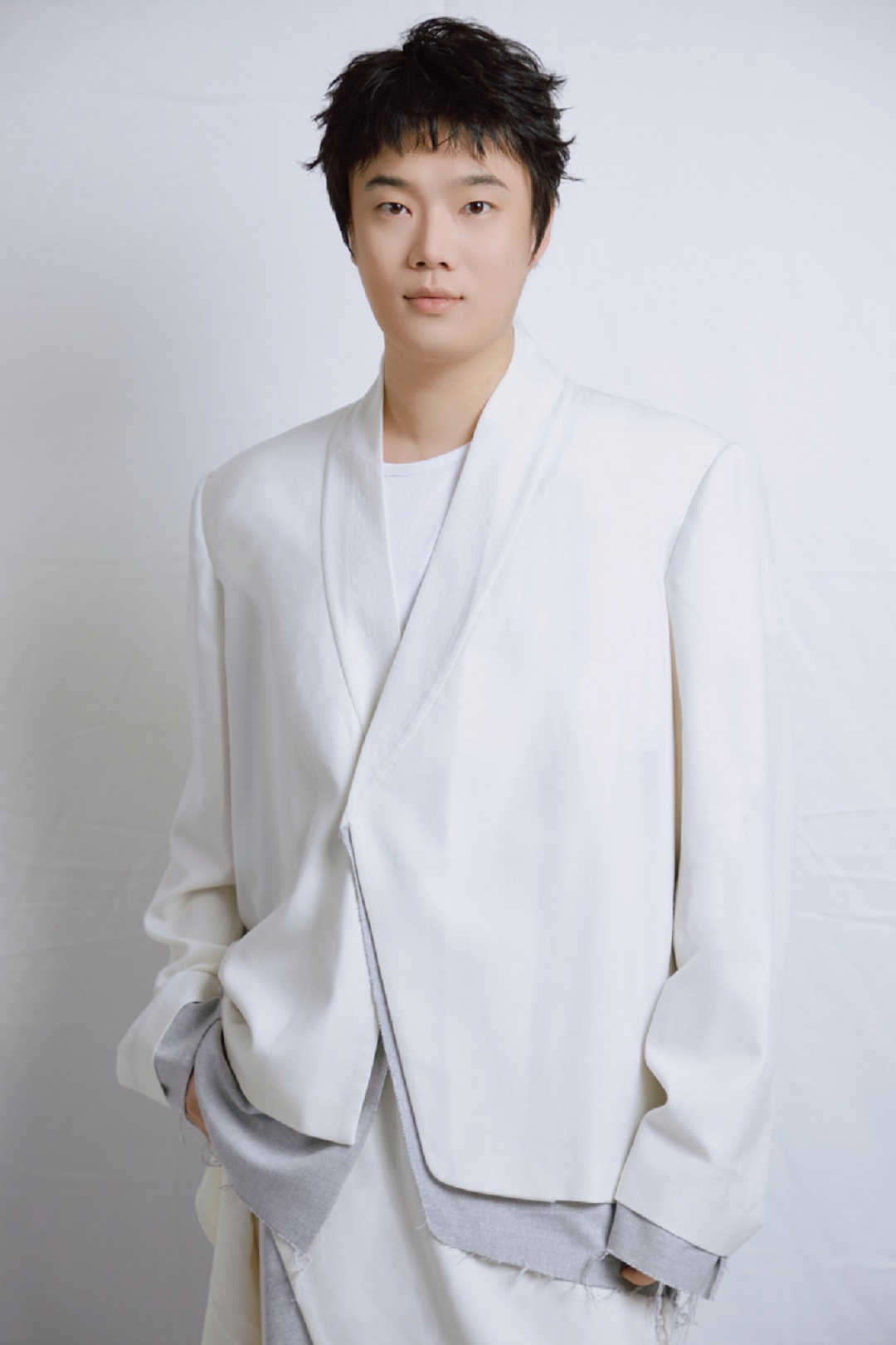 5 0 明星服裝定制設(shè)計師，三寸盛京華服品牌創(chuàng)始人張突然.jpg