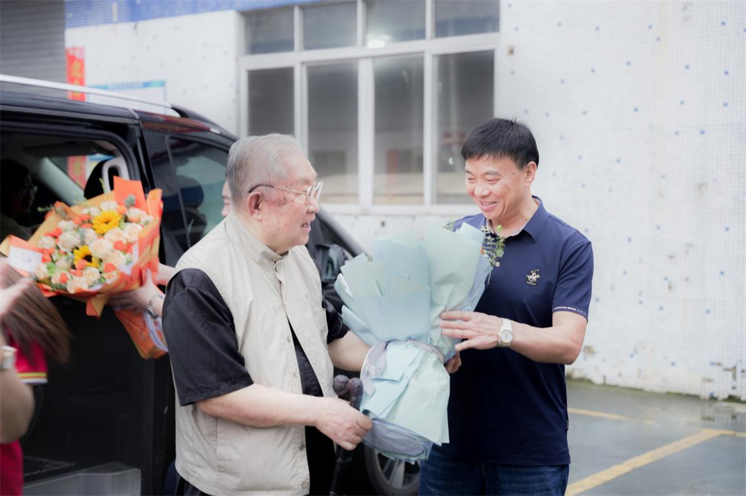 龔谷成中將蒞臨蒂高衛(wèi)浴考察指導工作2.jpg