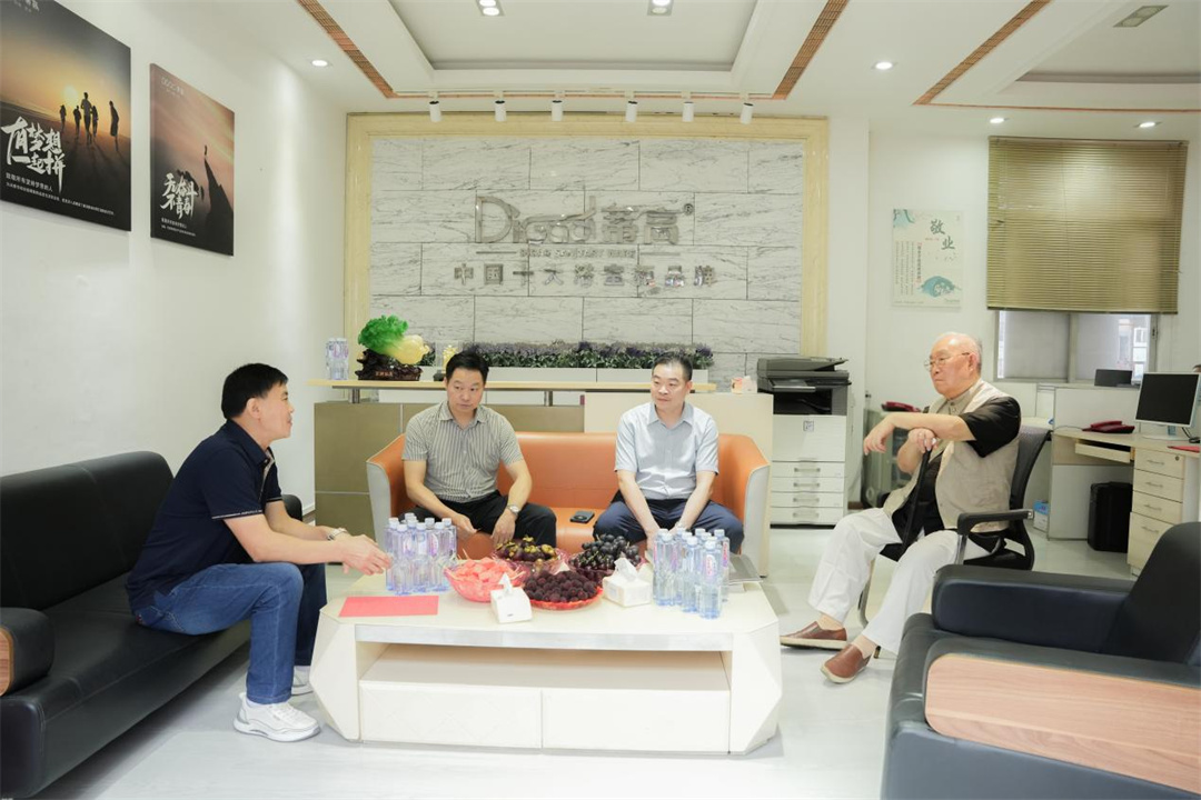龔谷成中將蒞臨蒂高衛(wèi)浴考察指導工作3.jpg