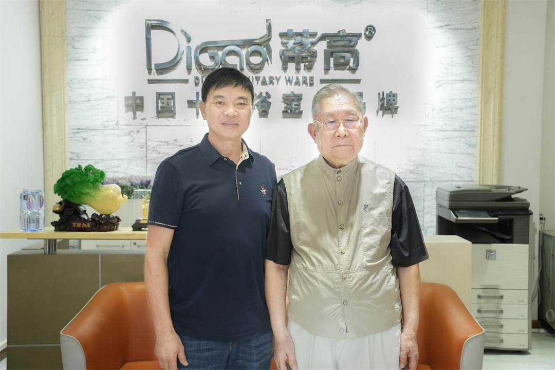 龔谷成中將蒞臨蒂高衛(wèi)浴考察指導工作4.jpg